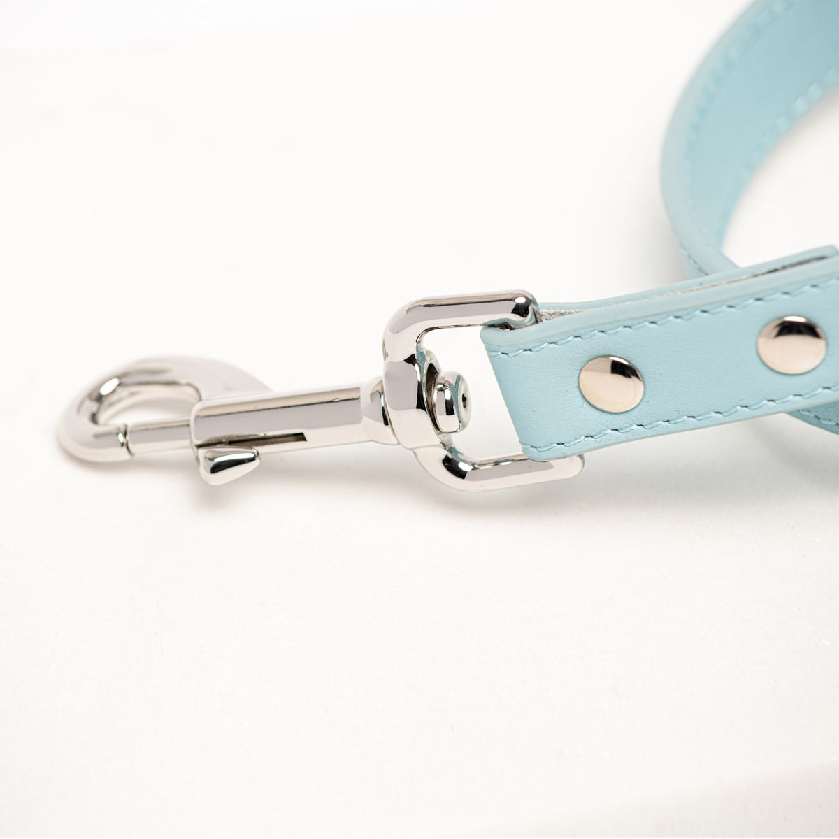 Rufus & Coco's Paris light blue leather dog lead is made from quality leather. Each lead is finished with premium silver hardware and studs for style and durability. Suitable for dogs of all sizes, this 100% light blue leather dog lead is 120cm long.