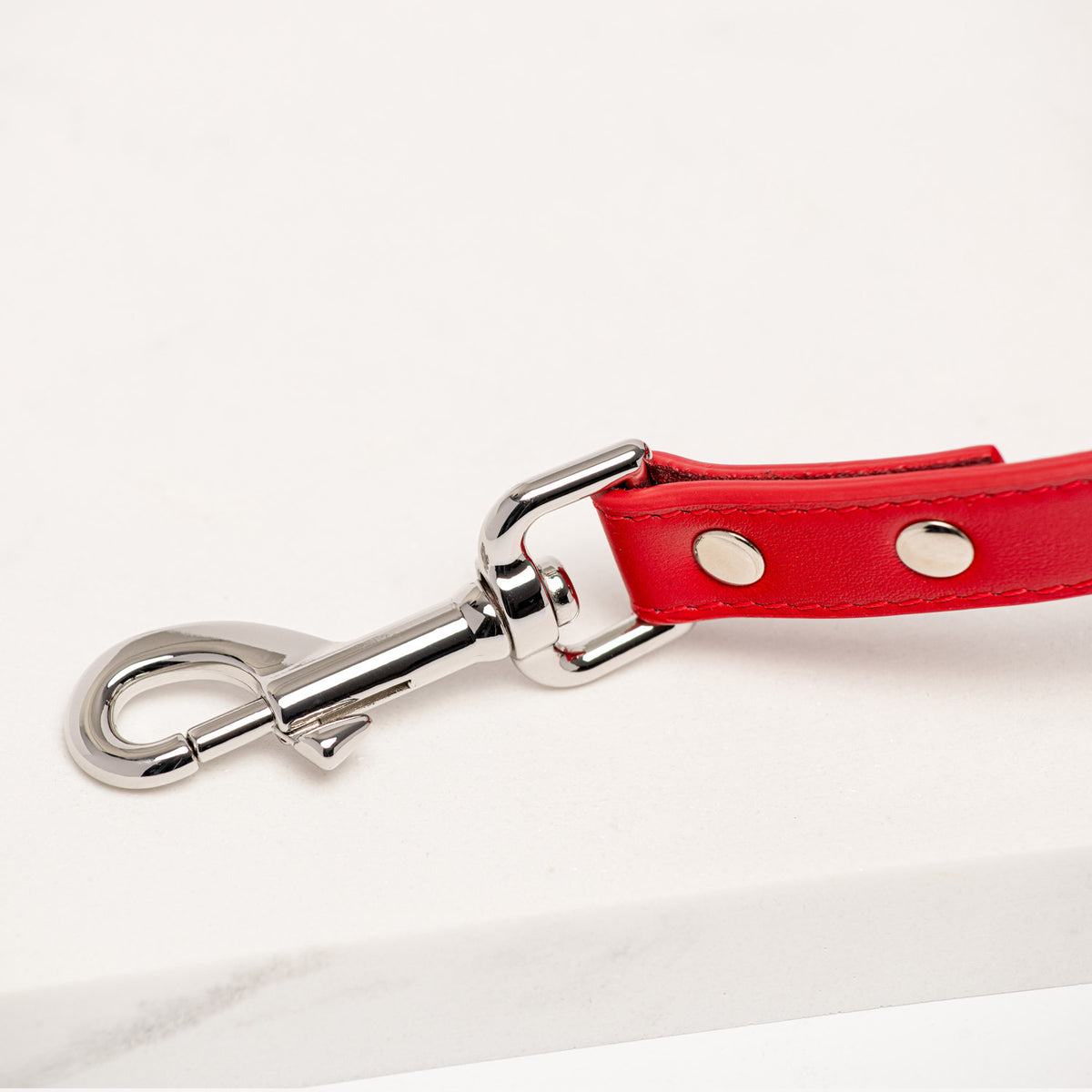 Rufus & Coco's Paris red leather dog lead is made from quality leather. Each lead is finished with premium silver hardware and studs for style and durability. Suitable for dogs of all sizes, this 100% red leather dog lead is 120cm long.
